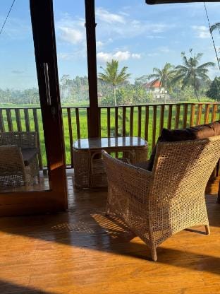 rice field view wooden house with balcony retreat Vacation rental in Tampaksiring