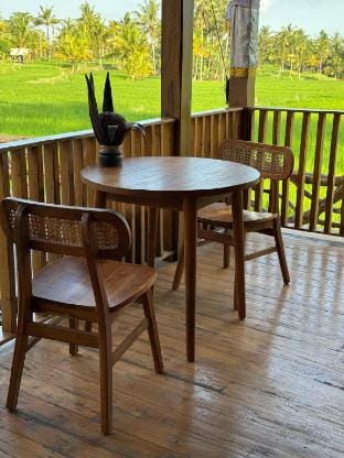 rice field view wooden house with balcony retreat Vacation rental in Tampaksiring