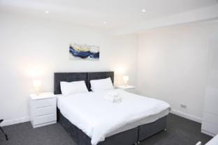 Spacious 6 Bedroom Home with Dedicated Office  Private Parking for 2-3 cars Vacation rental in Bromley