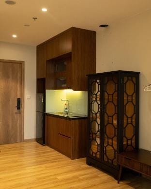 Trầm Room Calm & Dark Wood 1BR @Ecopark Vacation rental in Vietnam