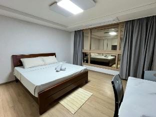Luxury Studio in Clark facing Lake with Kitchen  Vacation rental in Angeles