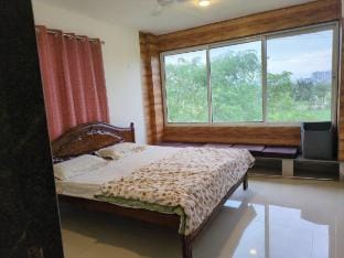 Beautiful 2 bhk 6 / 10 ppl party appt pune 7000 Vacation rental in Maharashtra