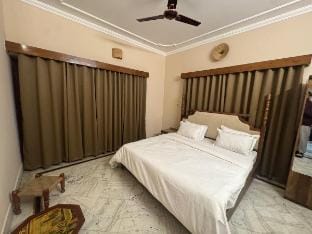1Bhk studio City center Vaayu Aastha 10 min temple Vacation rental in Varanasi