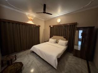 1Bhk studio City center Vaayu Aastha 10 min temple Vacation rental in Varanasi