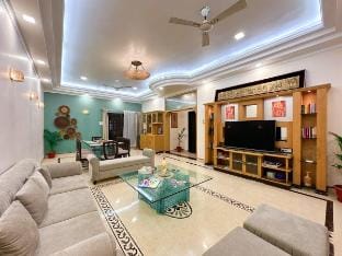 Vaayu Villa 3Bhk •Near Assi • BHU • 4500+ SQft Vacation rental in Varanasi