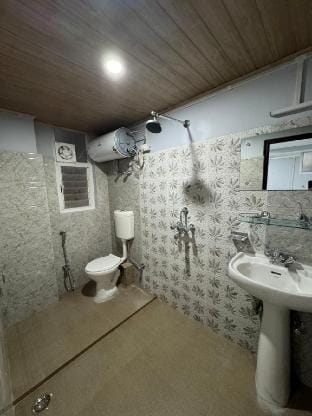 White crane 6 guest family room Vacation rental in India