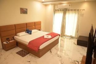 Nandi Niwas: Luxury 5 BR Flat Near Sankat Mochan Vacation rental in Varanasi