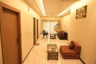 Nandi Niwas: Luxury 5 BR Flat Near Sankat Mochan Vacation rental in Varanasi