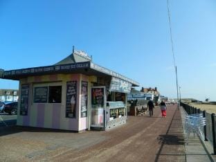 Pavilion Cottage next to Gorleston beach with sea views - pet friendly Vacation rental in Great Yarmouth