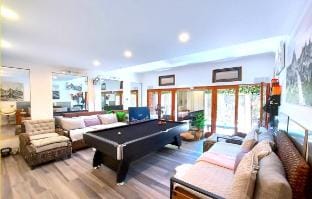 Adorable Home up to 10! Game Room! Billiard! Outdoor SPA! Palm Beach Centre! Walk to Ovean Beach! Vacation rental in Pittwater Council