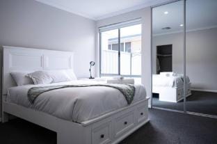 New beautiful cosy front house Vacation rental in Bayswater