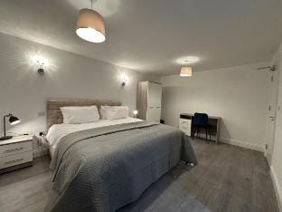 Spacious 5BR Watford Home - Sleeps 10 - Parking Vacation rental in Watford