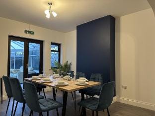 Spacious 5BR Watford Home - Sleeps 10 - Parking Vacation rental in Watford