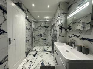 Spacious 5BR Watford Home - Sleeps 10 - Parking Vacation rental in Watford