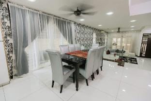 Spacious Luxury 6BR Home in Kemensah, KL Vacation rental in Hulu Langat
