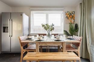 Aylesbury 4BR House-Garden & Parking Sleeps 10 Vacation rental in Aylesbury Vale