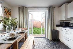 Aylesbury 4BR House-Garden & Parking Sleeps 10 Vacation rental in Aylesbury Vale