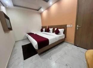 Hotel Shanti stay Near Airport Hotel in New Delhi