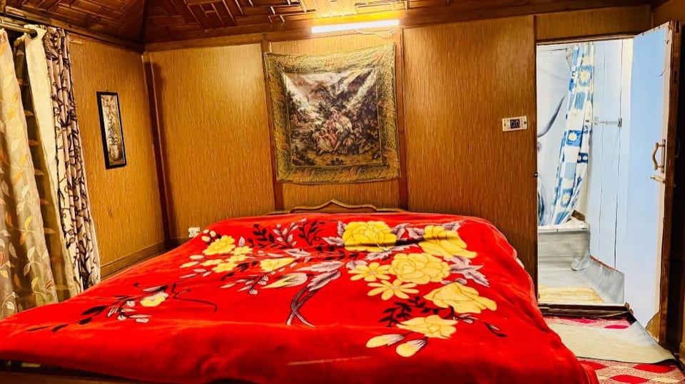 houseboat teal heritage Hotel in India