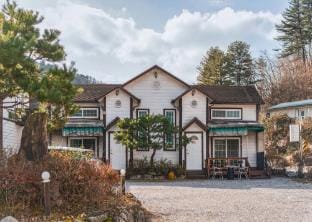Gapyeong Chorokbit Pet Friendly Valley Pension Bed and Breakfast in Gyeonggi-do