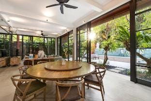 BRAND NEW RENO/ 5Bed LUX / Canggu / Walk 2 Beach Villa in North Kuta