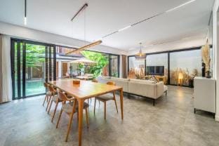 Kota Villa- Beautiful 4BR Stay near the Beach Villa in North Kuta