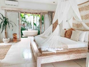 Ubud Tropical Paradise - Villa Bambu Blue Villa in Abiansemal