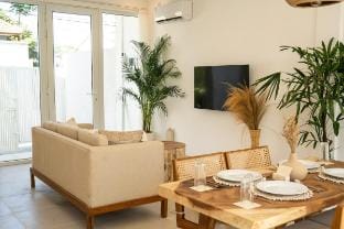 Well stocked, near Canggu — Balinese Rose Villa Villa in North Kuta