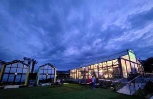 Windy Peak Tagaytay - Cabin & Capsule House Villa in Tagaytay