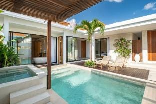 Luxury Oasis with Pool & Bathtub Villa in North Kuta