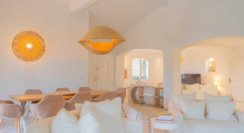 Spacious Villa with Pool & A/C for 8 – Sea View Hotel in Grimaud