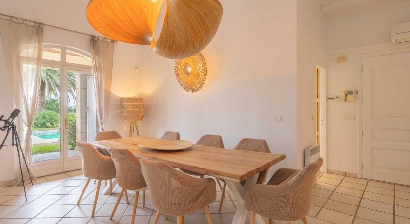 Spacious Villa with Pool & A/C for 8 – Sea View Hotel in Grimaud