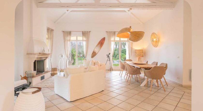 Spacious Villa with Pool & A/C for 8 – Sea View Hotel in Grimaud