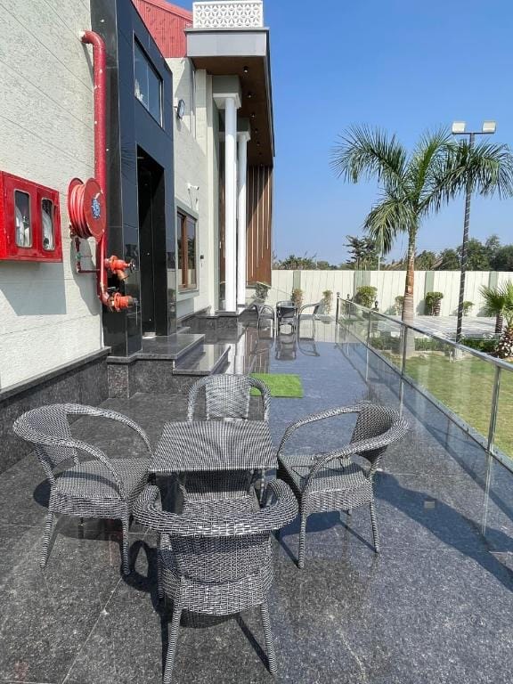 R.S GARDEN ROOMS & RESTRO Hotel in Uttar Pradesh
