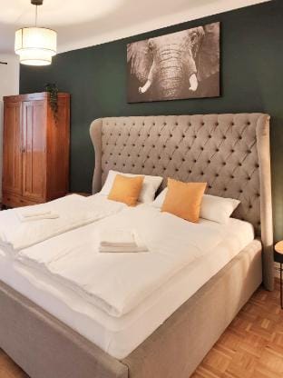Elephant 1BR | 2 Min to U1 | 1 Stop to Opera Apartment in Vienna