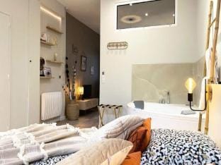 The Pearl with Jacuzzi and Cinema Apartment in Le Havre