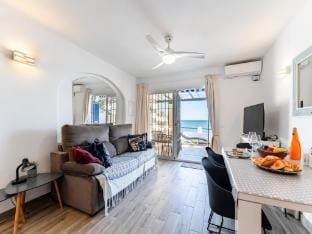 Modern Beachfront Escape, Calahonda Apartment in Sitio de Calahonda