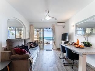 Modern Beachfront Escape, Calahonda Apartment in Sitio de Calahonda