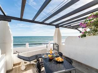 Modern Beachfront Escape, Calahonda Apartment in Sitio de Calahonda