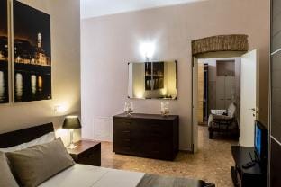 Palazzo Degli Affreschi - Ponte Pietra Suite Apartment in Verona
