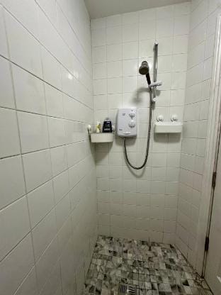 Tranquil Studio Retreat in Dublin 22 with Garden and BBQ Apartment in Dublin