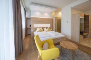 Comfort Studio with King-Size Bed for 2 People 24-7 Check-in Apartment in Graz