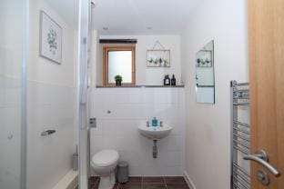 2-Bed Duplex Apartment | Sleeps 6 | Ideal for Contractors, NHS & Tourism Guests Apartment in Telford