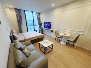 Căn Hộ 1 Phòng Ngủ ICON 40 Hạ Long Apartment in Vietnam