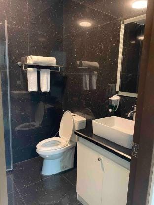 Studio w/pool heated jacuzzi, near clark Airprt&SM Apartment in Angeles
