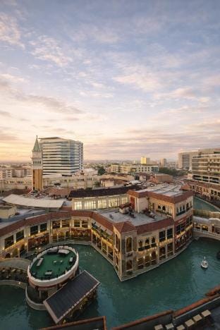 Canal View Luxury Stay/Massage Chair + Office Desk Vacation rental in Makati