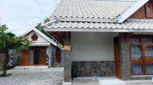 Omah Dronjongan Homestay Yogyakarta Vacation rental in Yogyakarta