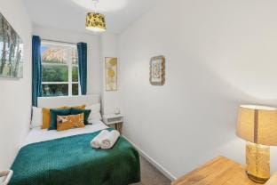 Prime 2-Bedroom Riverside Apartment | Near Canary Wharf | Parking | Fast Wi-Fi Vacation rental in London Borough of Southwark
