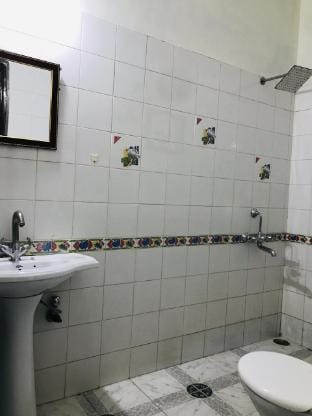 Moti Room in Shyam Villa Near Fatehsagar Lake Vacation rental in Udaipur