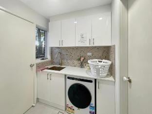 MetaWise Cozy Family Room in Shared House 5  Vacation rental in Castle Hill